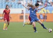 开云体育中国官网-国际足球盛会上女队员展现出色的技术