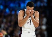 开云体育官网-爵士险胜美国男篮，特雷杨高光表现