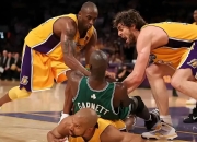 开云体育APP下载-关于篮球决赛一决雌雄，势均力敌对手拼搏的信息