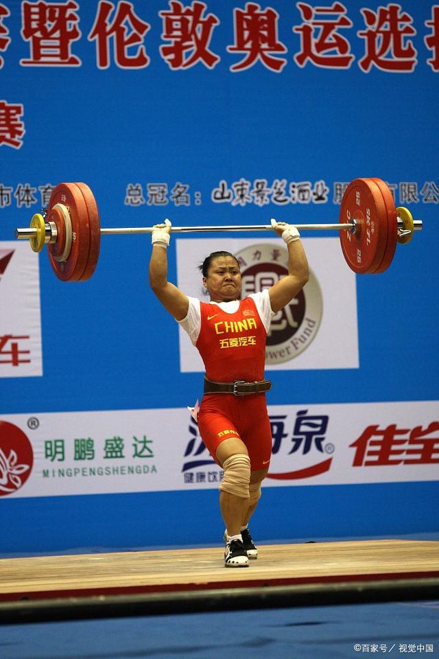 举重选手力压群雄，强势夺冠