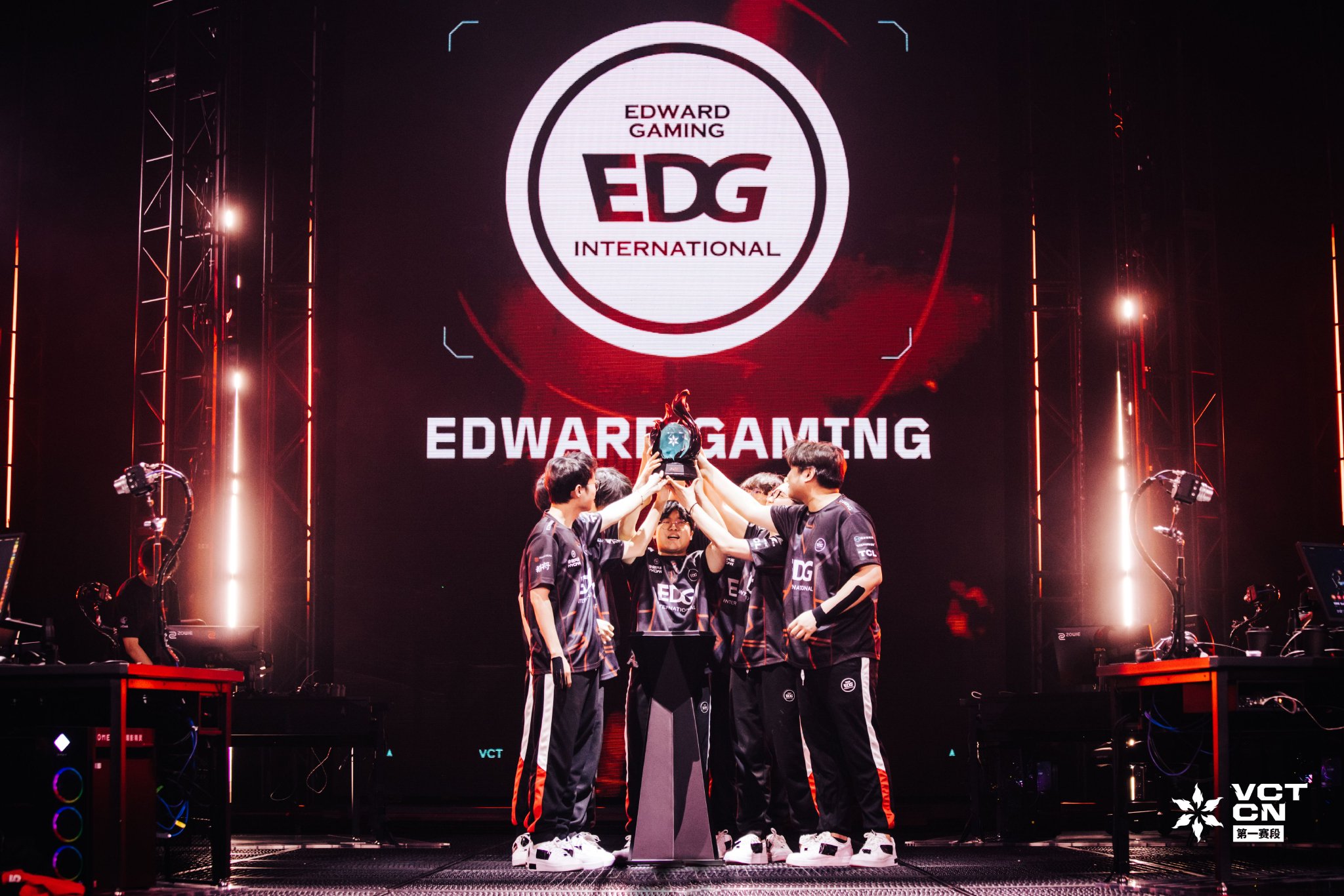 包含EDG绝杀FLY，Scout制霸全场的词条