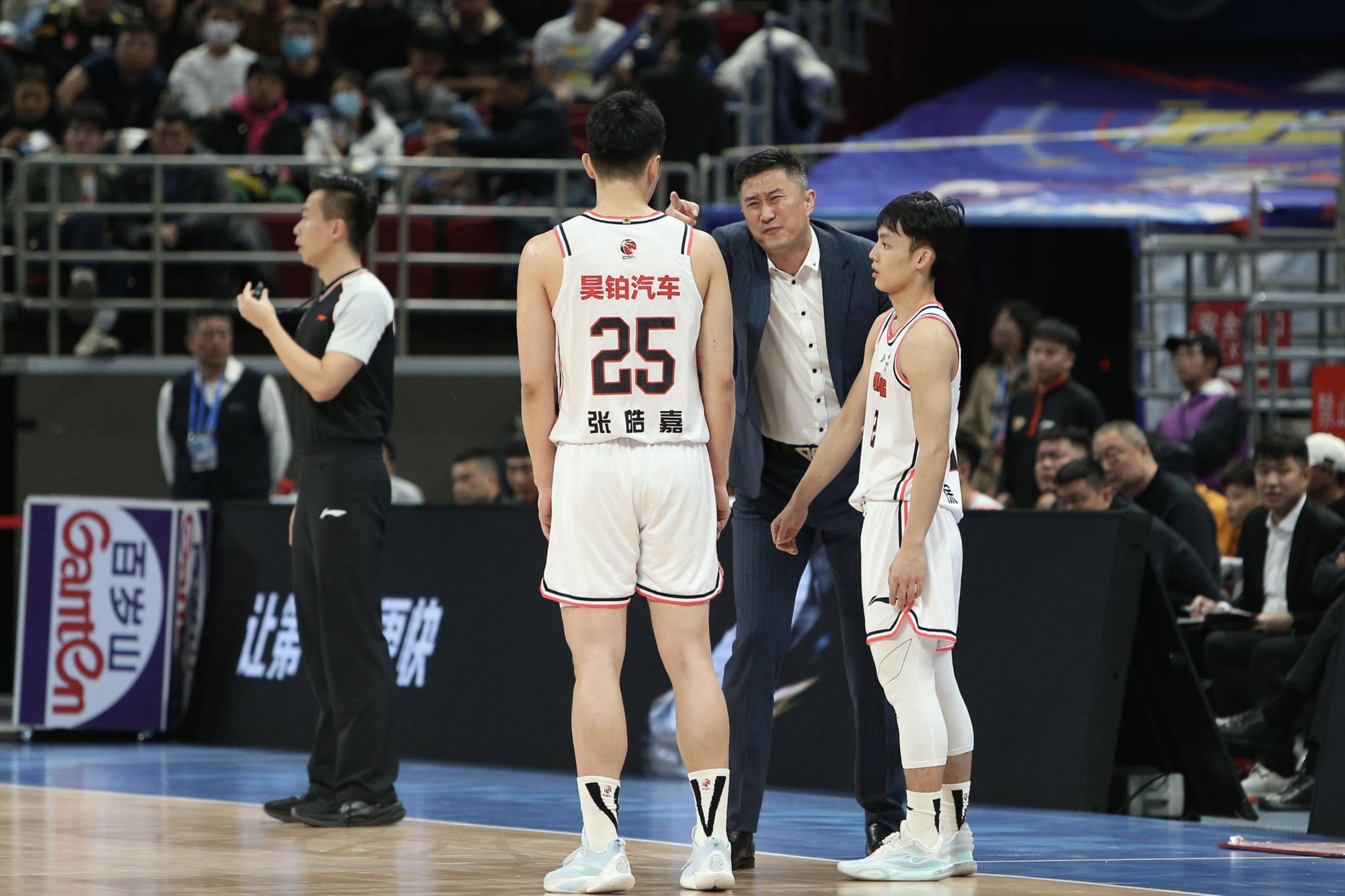 广东男篮迎战山西队,双方实力拼尽全力 广东男篮迎战山西队,双方实力拼尽全力