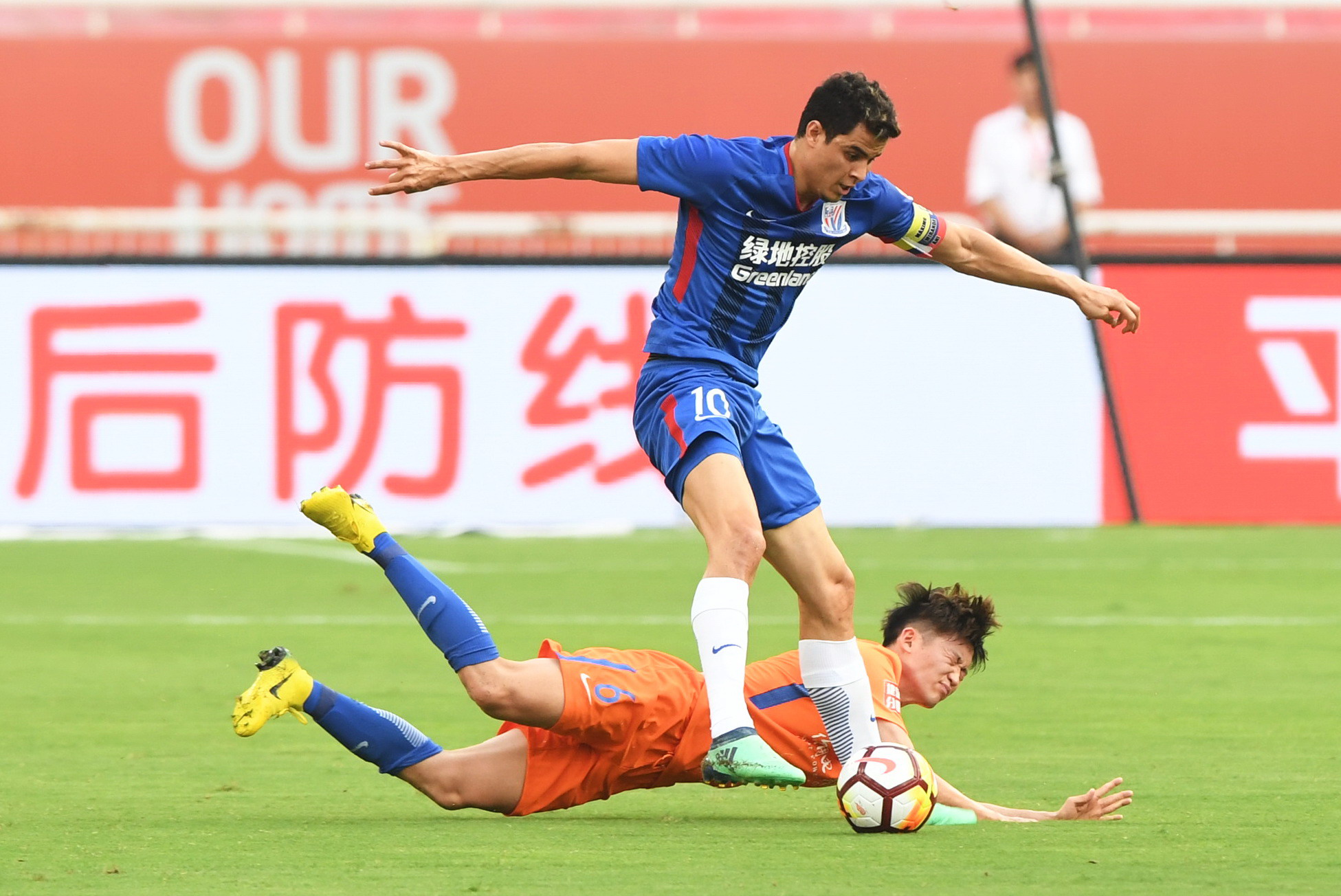 赛季末段战局激烈，球队积分争夺白热化的简单介绍