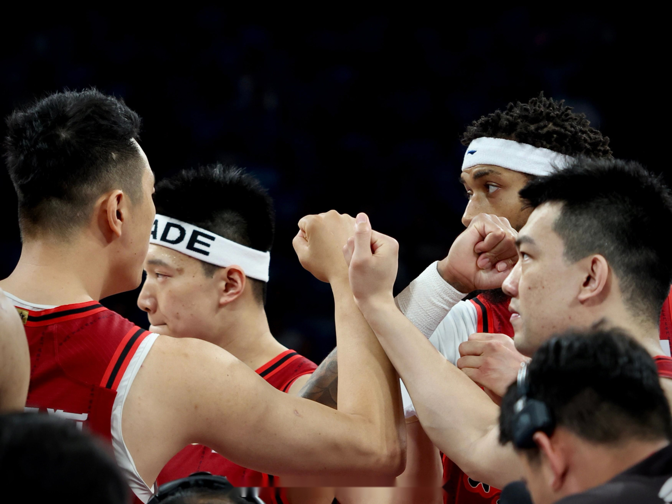 包含球队实力均衡，场上角逐异常激烈，胜负不分的词条