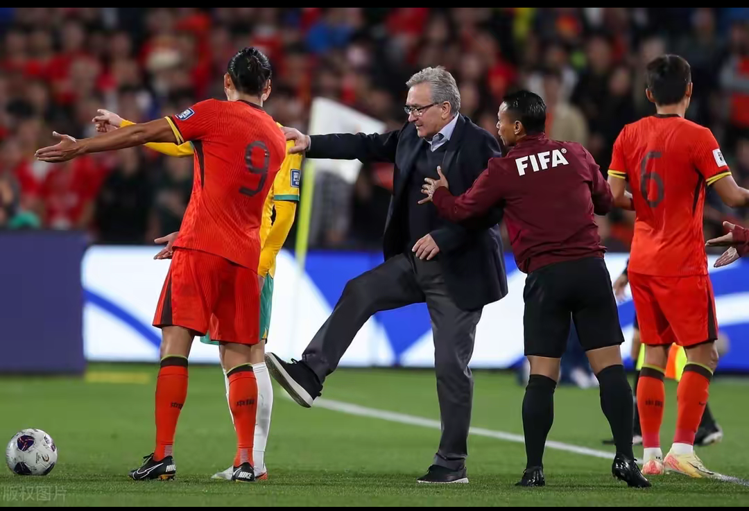 欧国联赛球迷集体上演惨剧，警方介入调查