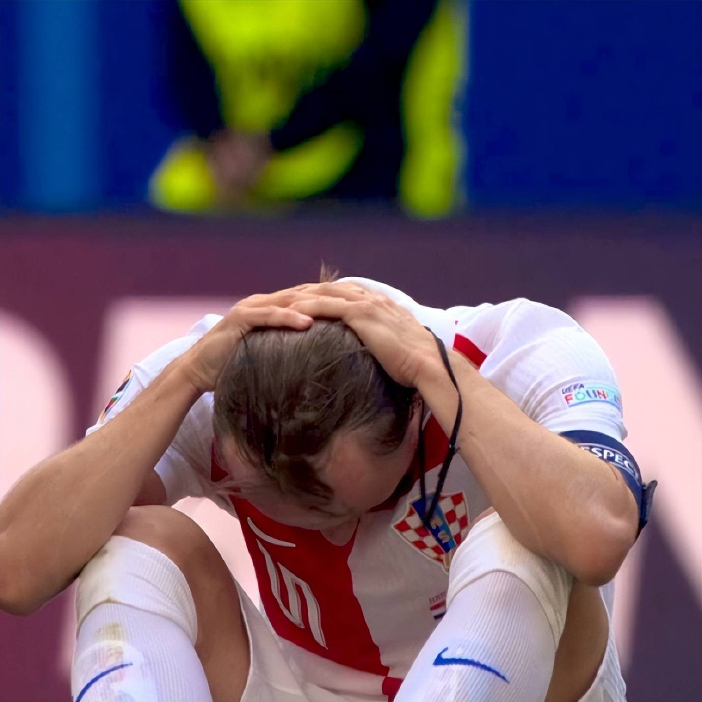 关于法国队在比赛中陷入被动局面，晋级岌岌可危的信息