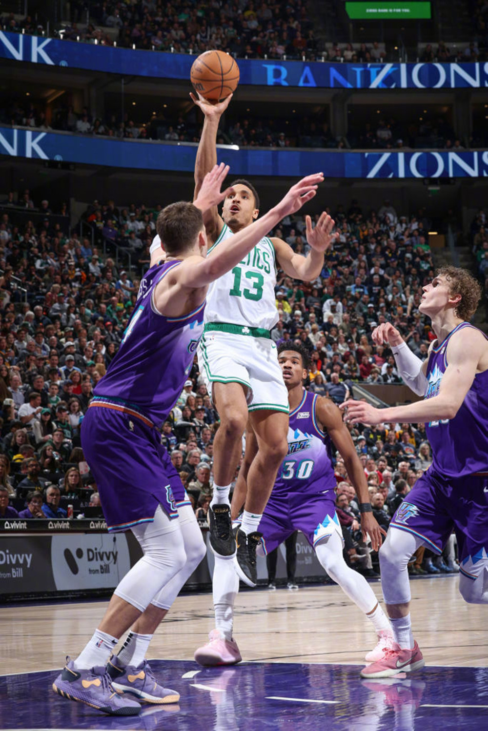 爵士险胜美国男篮,特雷杨高光表现 爵士险胜美国男篮,特雷杨高光表现