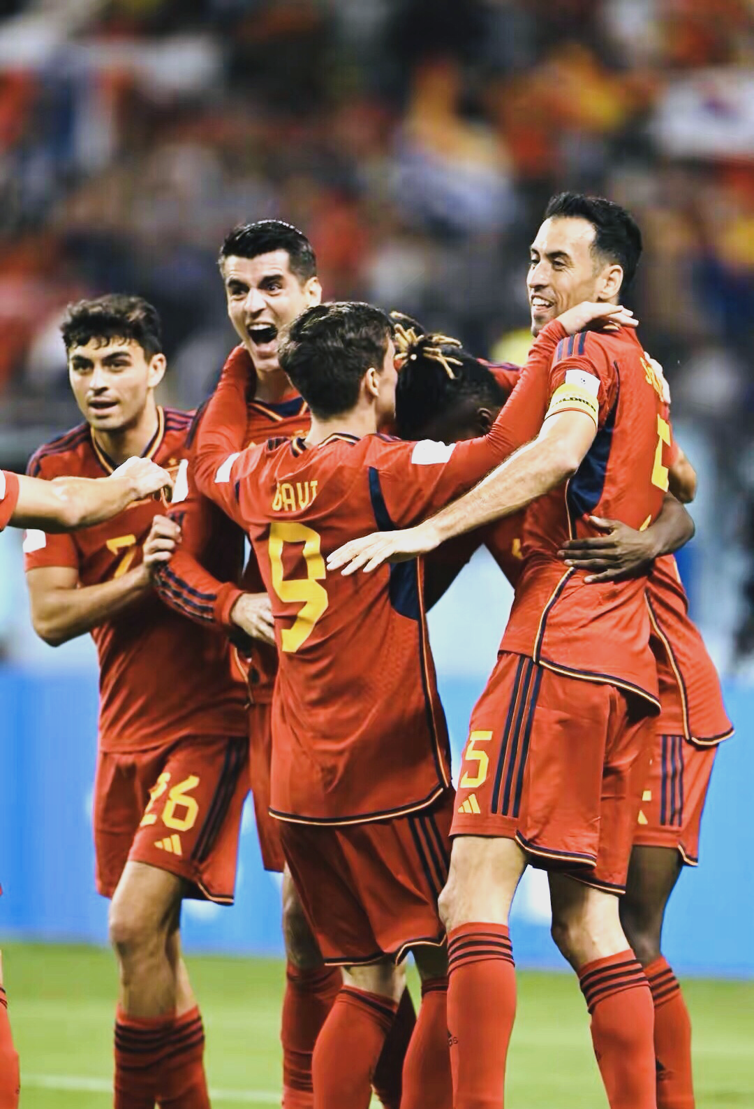 西班牙队险胜对手,赢得观众喝彩 西班牙队险胜对手,赢得观众喝彩